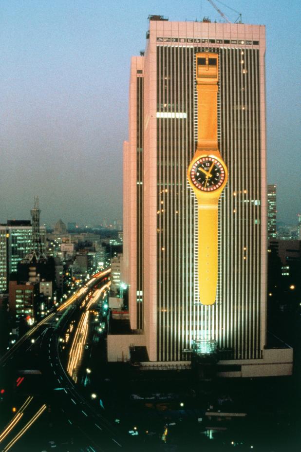 アークヒルズに掲出されたジャイアントswatchのイメージ